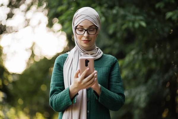Attractive Smiling Muslim Woman Hijab Texting Smart Phone Standing Background — Stock Fotó