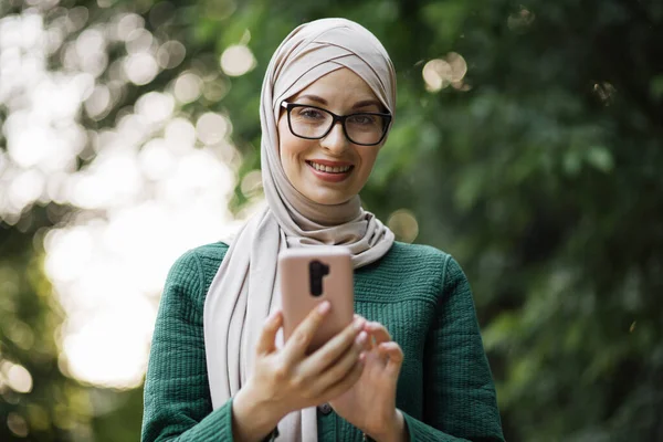 Attractive Smiling Muslim Woman Hijab Texting Smart Phone Standing Background — Foto de Stock
