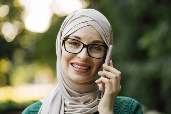 Cheerful Young Islamic Businesswoman Talking Mobile Phone While Walking City — Foto de Stock