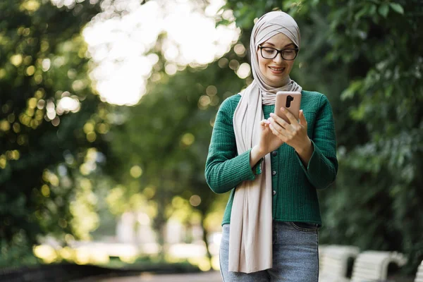 Portrait Beautiful Smiling Stylish Muslim Businesswoman Smart Phone Hijab Walking — Stock Fotó