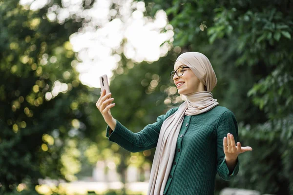 Pretty Smiling Muslim Business Woman Hijab Walks Park Using Smartphone — Stock Fotó