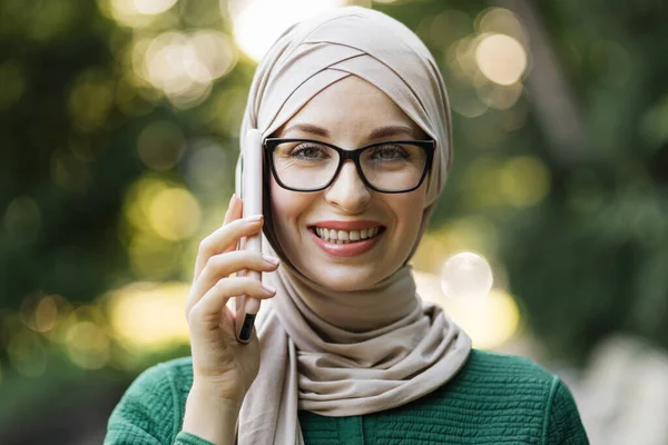 Modern Stylish Muslim Woman Hijab Casual Clothes Walking City Park — 스톡 사진