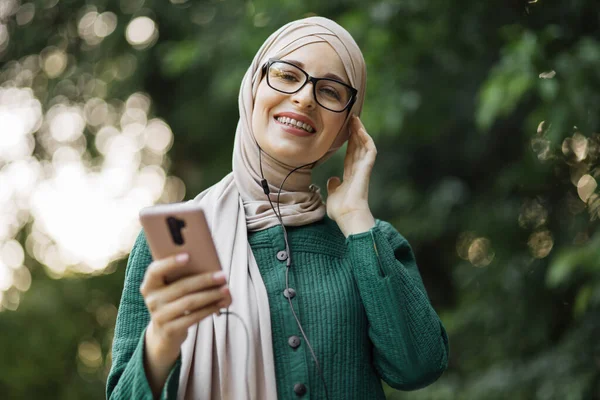 Portrait Young Modern Arabian Woman Holding Mobile Phone Listening Music — Stock Fotó