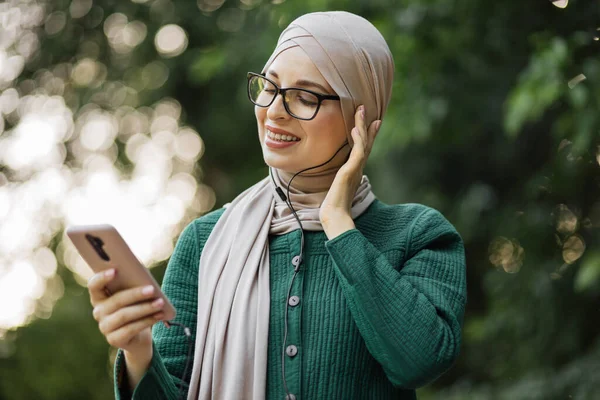 Portrait Beautiful Muslim Female Casual Clothes Watching Online Story Mobile — 스톡 사진