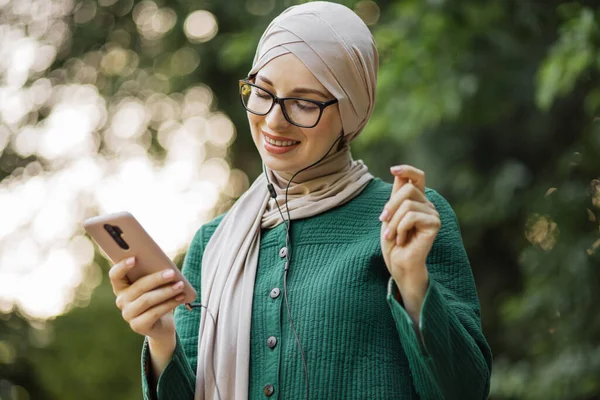 Portrait Beautiful Muslim Female Casual Clothes Watching Online Story Mobile — Foto de Stock