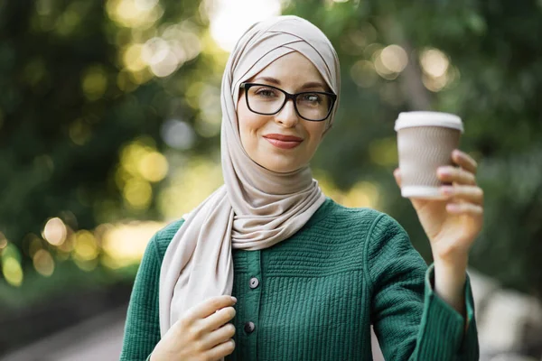Portrait Young Muslim Woman Wearing Hijab Head Scarf Coffee City — 스톡 사진