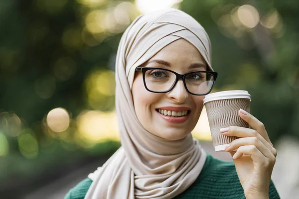 Portrait Young Muslim Woman Wearing Hijab Head Scarf Coffee City — Stock Fotó