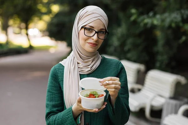 Cheerful Muslim Woman Eating Healthy Lunch Outdoor Female Casual Clothes — Stock Fotó