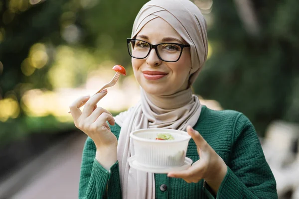 Portrait Young Attractive Muslim Woman Eating Salad Background Park Beautiful — Stock Fotó