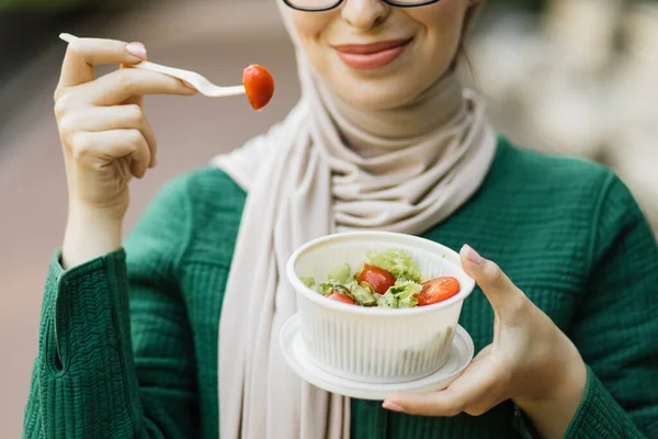 Cropped View Young Woman Charming Smile Eats Salad Fresh Vegetables — ストック写真