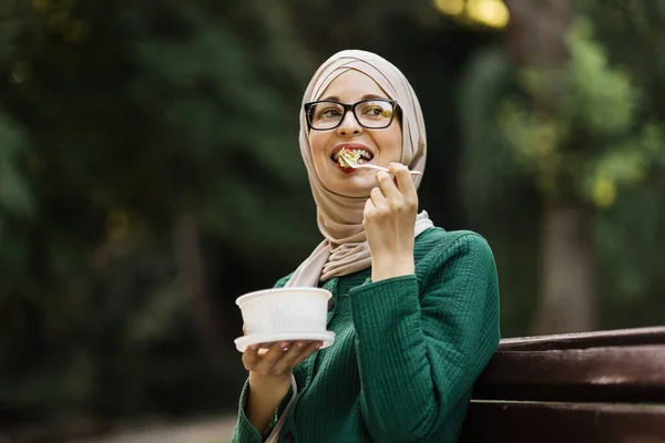 Portrait Young Attractive Muslim Woman Eating Salad Sitting Bench Park — Stock Fotó