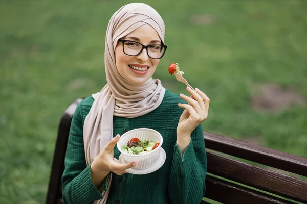 Portrait Young Attractive Muslim Woman Eating Salad Sitting Bench Park — Stock Fotó