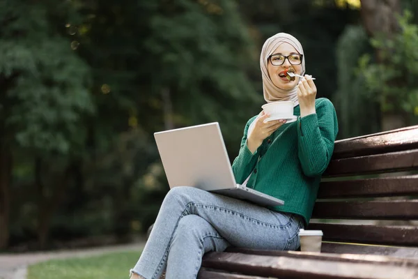 Happy Smiling Muslim Businesswoman Eating Healthy Salad Break Sitting Bench — Stock Fotó