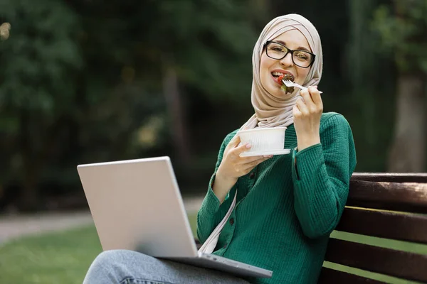 Happy Smiling Muslim Businesswoman Eating Healthy Salad Break Sitting Bench — 스톡 사진