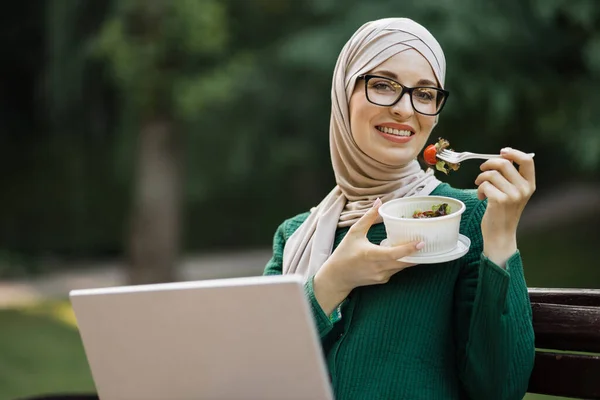 Joyful Muslim Girl Hijab Eating Healthy Salad Break Sitting Bench — Stock Fotó