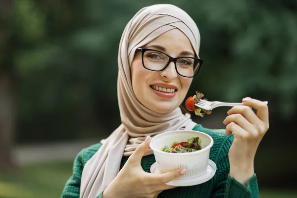 Joyful Muslim Girl Hijab Eating Healthy Salad Break Sitting Bench — Stock Photo, Image