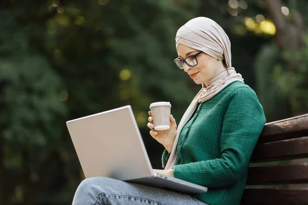 Attractive Muslim Business Woman Drinking Coffee While Having Break Work — 스톡 사진