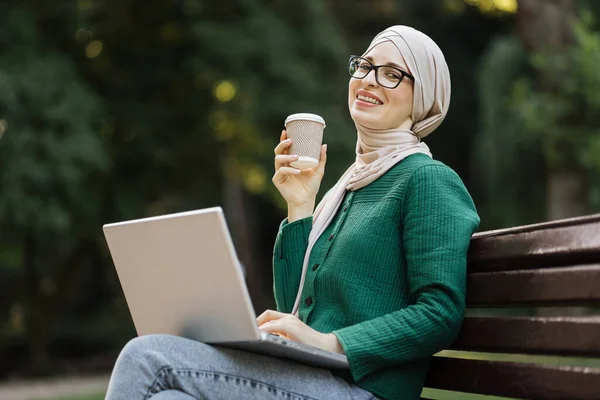 Happy Smiling Muslim Business Woman Drinking Coffee Break Sitting Bench — Stock Fotó