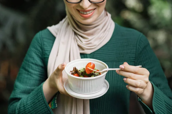 Close View Hand Woman Having Vegetables Salad Lunch Healthy Eating — ストック写真