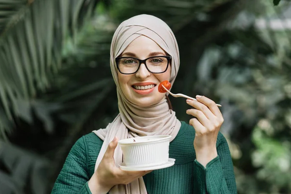 Portrait Smiling Muslim Business Woman Eating Healthy Salad While Having — Stock Fotó