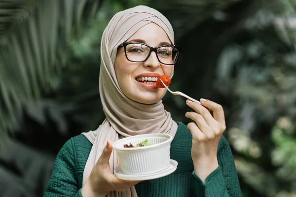 Portrait Smiling Muslim Business Woman Eating Healthy Salad While Having — Stock Fotó