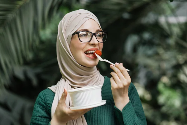 Portrait Smiling Muslim Business Woman Eating Healthy Salad While Having — Stock Fotó