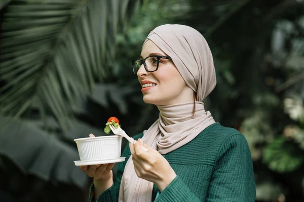 Portrait Young Attractive Muslim Woman Eating Salad Background Tropics Beautiful — Stock Fotó