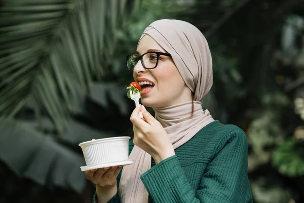 Portrait Young Attractive Muslim Woman Eating Salad Background Tropics Beautiful — Stock Photo, Image