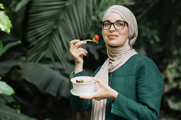 Close Portrait Muslim Business Woman Holding Vegetable Salad Plastic Bowl — Stock Fotó