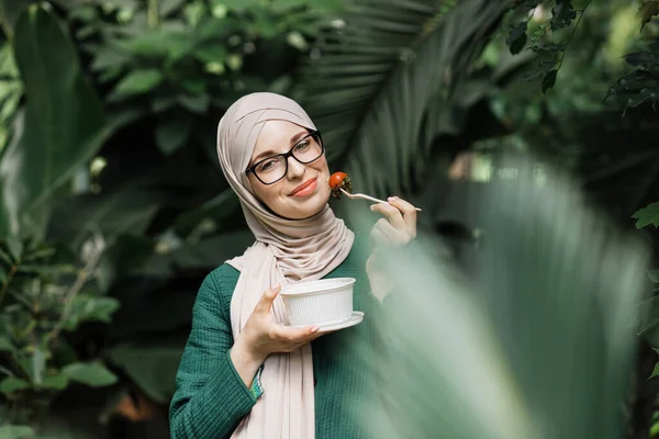 Portrait Happy Muslim Smiling Woman Relaxing Spa Resort Eating Fresh — Stock Fotó