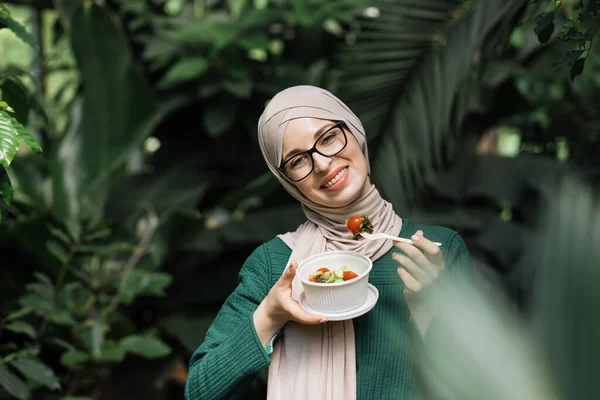 Portrait Happy Muslim Smiling Woman Relaxing Spa Resort Eating Fresh — Stock Fotó