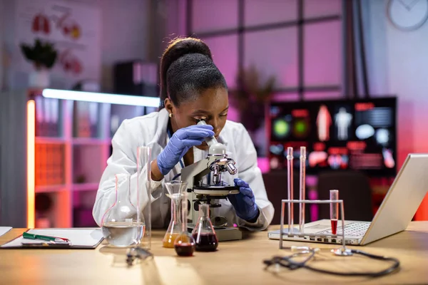 Young African Female Researcher Looking Microscope Observing Life Science Forensics — Fotografia de Stock
