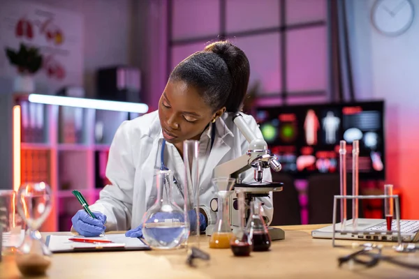 Female African American Scientist Working Laboratory Young Woman Researcher Supervisor — Zdjęcie stockowe