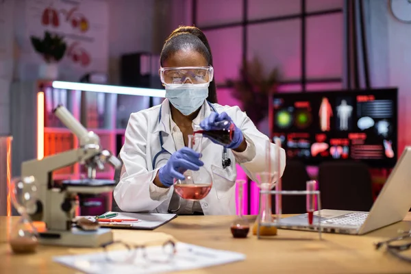 Medical Research Laboratory Portrait Attractive Female Scientist Using Digital Laptop — Zdjęcie stockowe