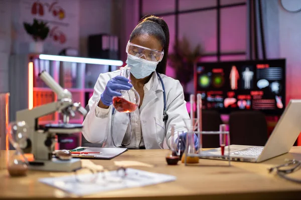 Medical Research Laboratory Portrait Attractive Female Scientist Using Digital Laptop — Zdjęcie stockowe