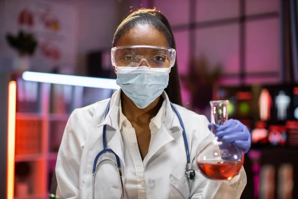 Female Scientists Doctor Testing Drugs Prevent Destroy New Strains Virus — Stok fotoğraf
