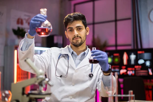 Modern Medical Research Laboratory Indian Male Scientist Working Flask Analysing — Zdjęcie stockowe