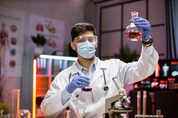 Young Scientist Arab Man Lab Technical Service Holding Flask Lab — Zdjęcie stockowe