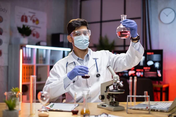Young Scientist Arab Man Lab Technical Service Holding Flask Lab — Zdjęcie stockowe