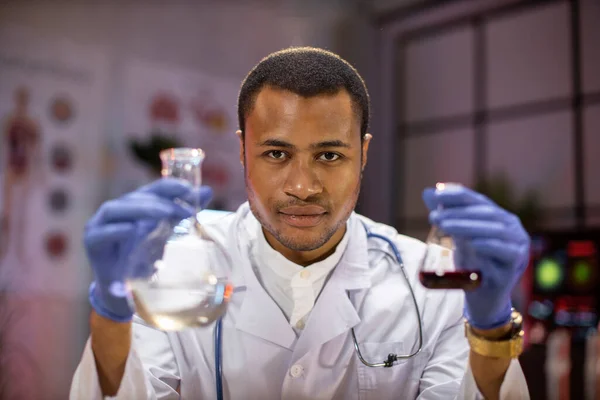 Male Scientist Working Modern Lab Doctor Making Microbiology Research Laboratory — Zdjęcie stockowe