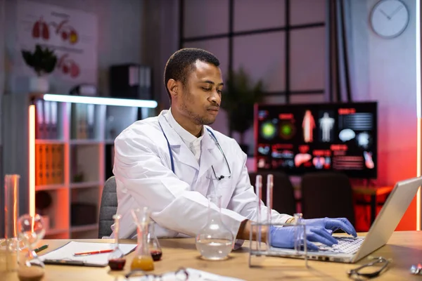 Male African American Scientist Testing Experiment Science Lab Using Laptop — Zdjęcie stockowe