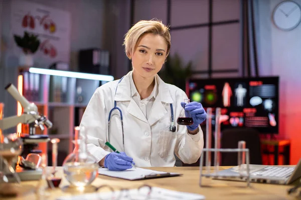 Kobieta Naukowiec Pracująca Nowoczesnym Laboratorium Lekarz Prowadzący Badania Mikrobiologiczne Narzędzia — Zdjęcie stockowe