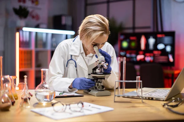 Young Female Researcher Looking Microscope Life Science Forensics Microbiology Biochemistry — Stok fotoğraf
