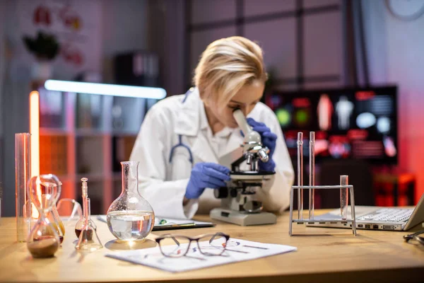 Young Female Researcher Looking Microscope Life Science Forensics Microbiology Biochemistry — Stok fotoğraf