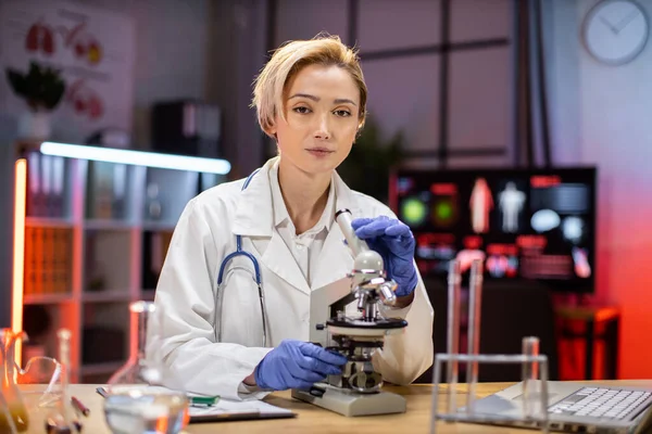 Attractive Young Female Scientist Supervisor Using Microscope Research Laboratory Biochemistry — Zdjęcie stockowe