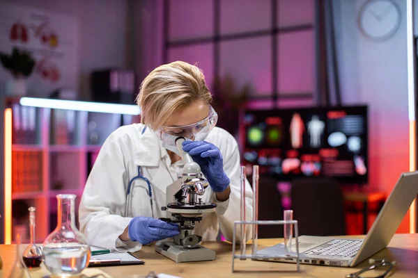 Biochemical Research Scientist Working Microscope Vaccine Development Pharmaceutical Laboratory Woman — Zdjęcie stockowe