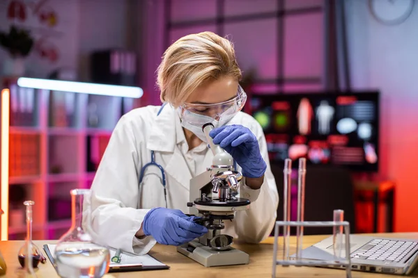 Biochemical Research Scientist Working Microscope Vaccine Development Pharmaceutical Laboratory Woman — Zdjęcie stockowe