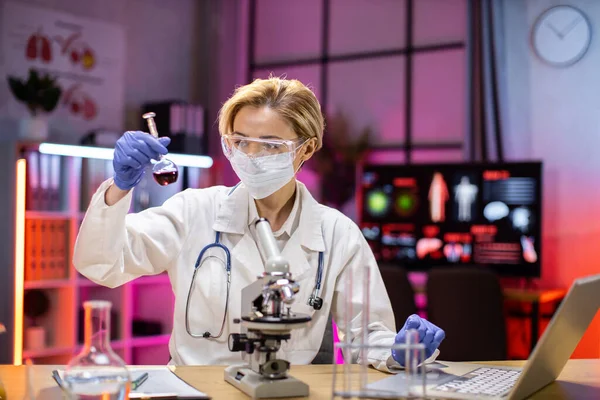 Medical Research Laboratory Portrait Attractive Female Scientist Using Digital Laptop — Zdjęcie stockowe