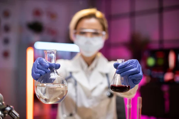 Female Scientist Testing Experiment Science Lab She Holding Scientific Test — Fotografia de Stock
