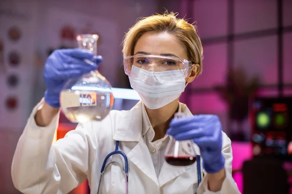Young Scientist Woman Lab Technical Service Holding Flask Lab Glassware — Stok fotoğraf